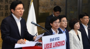 이승만 동상 앞 대국민담화 발표하는 황교안