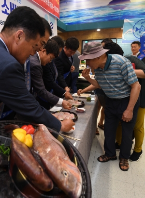 이마트, 남해군 어가 돕는다...우럭·참돔 소비 촉진 행사