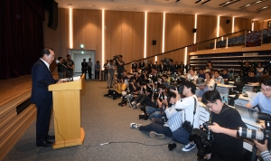 윤동한 한국콜마 회장 사퇴