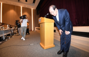 윤동한 한국콜마 회장 사퇴