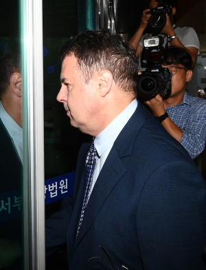 로버트 할리 2차 선고 공판 출석