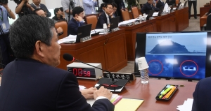 함박도 북한군 시설 질의 받는 정경두 장관