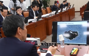 함박도 북한군 시설 질의 받는 정경두 장관