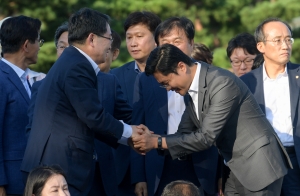 '조국 법무부 장관 임명 항의' 황교안 자유한국당 대표 삭발식