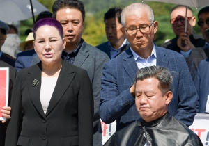 '조국 법무부 장관 임명 항의' 차명진 전 새누리당 의원 삭발식