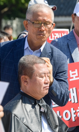 '조국 법무부 장관 임명 항의' 차명진 전 새누리당 의원 삭발식