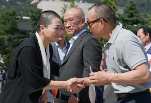 시민단체 조국 사퇴 촉구 삭발식 방문한 이언주 의원