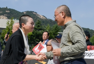 시민단체 조국 사퇴 촉구 삭발식 방문한 이언주 의원