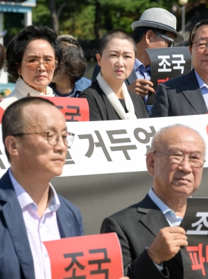 시민단체 조국 사퇴 촉구 삭발식 방문한 이언주 의원