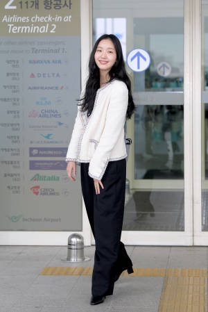 김고은, 수줍은 출국길