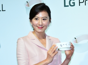 김희애 '더마 LED 넥케어' 출시 행사