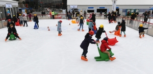 소한’(小寒)에 스케이트 즐기는 시민들