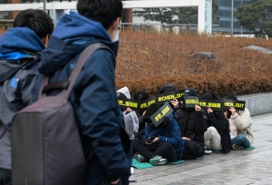 결혼 발표한 멤버 첸 탈퇴 요구하는 엑소 팬들