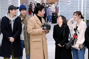 영화 '기생충' 주역들, 아카데미 시상식 마치고 귀국