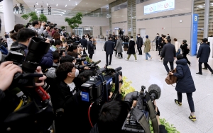 영화 '기생충' 주역들, 아카데미 시상식 마치고 귀국