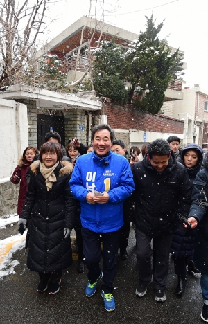 영화 기생충 촬영지 찾은 이낙연 전 총리