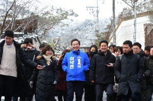 영화 기생충 촬영지 찾은 이낙연 전 총리