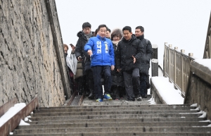 영화 기생충 촬영지 찾은 이낙연 전 총리