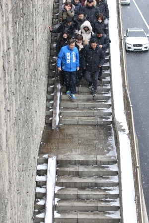 영화 기생충 촬영지 찾은 이낙연 전 총리