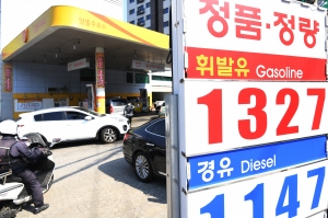 기름값 8주째 하락, 휘발유 1300원대... '코로나19 영향'