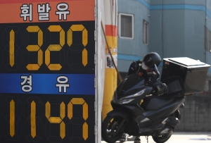 기름값 8주째 하락, 휘발유 1300원대... '코로나19 영향'