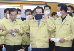 서울형 마스크 제작 현장 찾은 정세균 국무총리