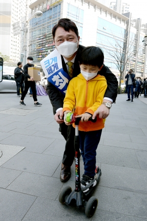 최재성 잠실새내역 인근 선거유세