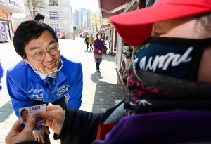 전농사거리 인근 상가 방문한 장경태 더불어민주당 동대문을 후보