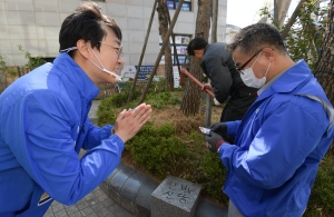 전농사거리 인근 상가 방문한 장경태 더불어민주당 동대문을 후보