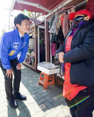 전농사거리 인근 상가 방문한 장경태 더불어민주당 동대문을 후보