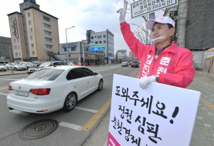 거리유세하는 김진태 후보