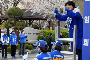 거리유세하는 남영희 후보