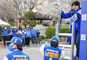 거리유세하는 남영희 후보