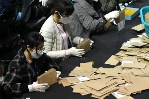 개표 진행되는 대구체육관