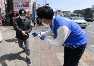 지역 주민들에게 인사하는 동작을 이수진 더불어민주당 후보 남편