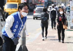 지역 주민들에게 인사하는 동작을 이수진 더불어민주당 후보 남편