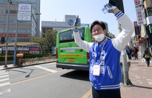 지역 주민들에게 인사하는 동작을 이수진 더불어민주당 후보 남편