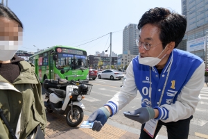 지역 주민들에게 인사하는 동작을 이수진 더불어민주당 후보 남편