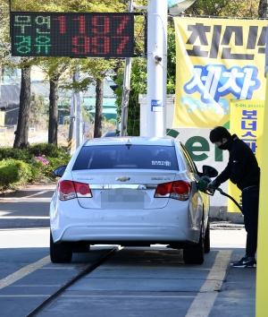 유가 폭락, 1100원선 돌입한 주유소