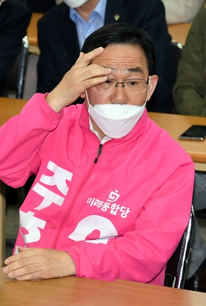 미래통합당 대구시당에서 출구조사 결과 지켜보는 대구경북 후보자들