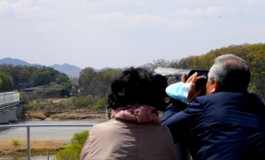 거리두기 완화 이후 첫 일요일, 임진각 찾은 사람들