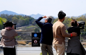 거리두기 완화 이후 첫 일요일, 임진각 찾은 사람들