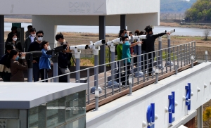 거리두기 완화 이후 첫 일요일, 임진각 찾은 사람들