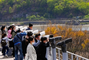 거리두기 완화 이후 첫 일요일, 임진각 찾은 사람들