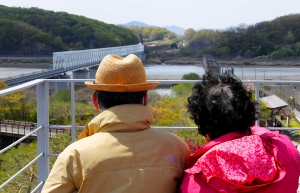 거리두기 완화 이후 첫 일요일, 임진각 찾은 사람들