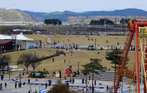 거리두기 완화 이후 첫 일요일, 임진각 찾은 사람들