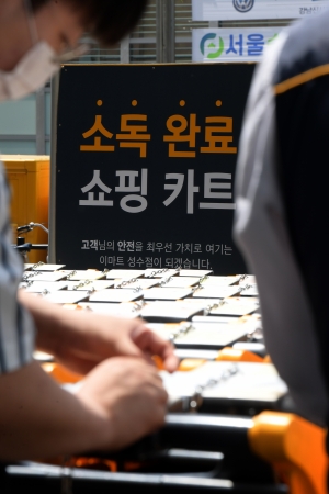 이마트, 카트엔 '항균필름'·계산대엔 '고객안심가드' 도입