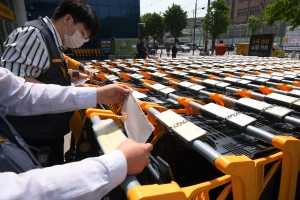 이마트, 카트엔 '항균필름'·계산대엔 '고객안심가드' 도입