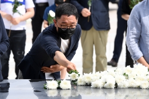 5.18 참배하는 김제동