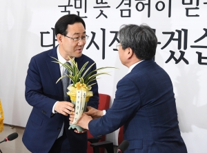 주호영 원내대표 예방한 강기정 청와대 정무수석